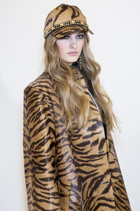 versace-m-bks-z-rf18-7374.thumb.jpg.35d4cc154be2825866bd926606131cfe.jpg