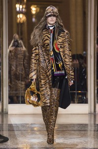 versace-m-rf18-2042.thumb.jpg.8a3b3f131ebb83261806cf058e790b96.jpg