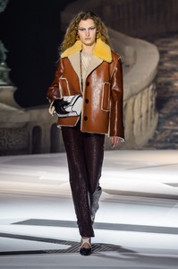 vuitton-rf18-2578.thumb.jpg.9763665541050d589cd3f5a564e70c90.jpg