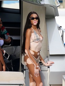 winnie-harlow-show-off-her-curves-in-bikini-on-a-yacht-in-miami-07-28-2018-1.jpg