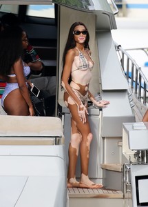 winnie-harlow-show-off-her-curves-in-bikini-on-a-yacht-in-miami-07-28-2018-7.jpg