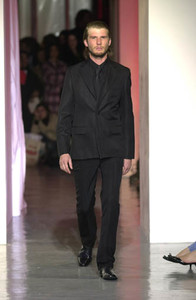 1397752254_RichardEdwardsFW2001NYFW7.thumb.jpg.6d31bdbb6da38ae60a5fcc2febef5578.jpg