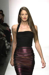 1402242992_DonaldDealFW2001NYFW2.thumb.jpg.a9c5f7a68b748f061bd3578eb5e7b12a.jpg