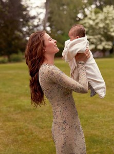292811581_HarpersBazaarUKSeptember2018-52.thumb.jpg.4435ef551af28d66a29671649508a531.jpg