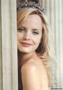 347full-mena-suvari.jpg