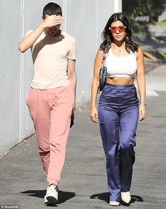 4ECED62600000578-6025381-Hello_gorgeous_Kourtney_Kardashian_put_her_enviably_chiseled_for-a-10_1533342946355.jpg