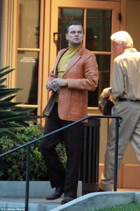 4F05450000000578-6050913-Big_stars_In_the_scene_Brad_picked_up_Leo_from_an_office_at_Para-a-79_1534023214226.jpg
