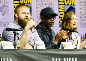 Alycia-Debnam-Carey_-Fear-The-Walking-Dead-Panel-at-2018-Comic-Con--01-662x469.thumb.jpg.f522153a55cde3485b4f6fe1ab5f69fb.jpg