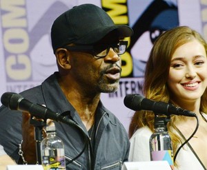 Alycia-Debnam-Carey_-Fear-The-Walking-Dead-Panel-at-2018-Comic-Con--02-662x546.thumb.jpg.1313a59d206147ccc61c4f90c3e761f9.jpg