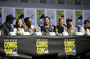 Alycia-Debnam-Carey_-Fear-The-Walking-Dead-Panel-at-2018-Comic-Con--03-662x441.thumb.jpg.33395ca7fae150d28a0b81d4a18cf5db.jpg