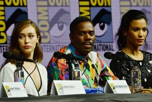 Alycia-Debnam-Carey_-Fear-The-Walking-Dead-Panel-at-2018-Comic-Con--04-662x444.thumb.jpg.d6b140297670e9e0127418bba1db3fba.jpg