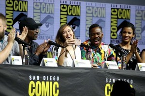 Alycia-Debnam-Carey_-Fear-The-Walking-Dead-Panel-at-2018-Comic-Con--05-662x441.thumb.jpg.6cff5920f37ddfdc1a7ac7896d5a6308.jpg