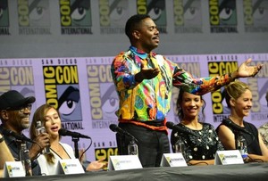 Alycia-Debnam-Carey_-Fear-The-Walking-Dead-Panel-at-2018-Comic-Con--08-662x449.thumb.jpg.dfe92368240a575d51c03c467eaa4e77.jpg