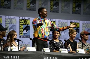 Alycia-Debnam-Carey_-Fear-The-Walking-Dead-Panel-at-2018-Comic-Con--09-662x441.thumb.jpg.5e02c0eb0a878de691805c67fa2e87c0.jpg