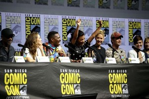 Alycia-Debnam-Carey_-Fear-The-Walking-Dead-Panel-at-2018-Comic-Con--10-662x441.thumb.jpg.e5bb43453305ff247a49af3869787a0a.jpg