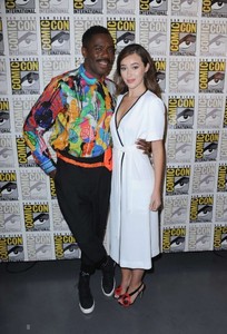 Alycia-Debnam-Carey_-Fear-the-Walking-Dead-Photocall-Day-2-at-2018-Comic-Con--04-662x969.thumb.jpg.21ced92de7b9932c42a3a259a109f448.jpg