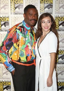 Alycia-Debnam-Carey_-Fear-the-Walking-Dead-Photocall-Day-2-at-2018-Comic-Con--10-662x942.thumb.jpg.c964a5ff723d62f51c7d3aa7d9d0f052.jpg