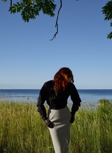 COS-Fall-Winter-2018-Campaign10.thumb.jpg.2c677197a75a7ec6aba9aa714b009bf8.jpg