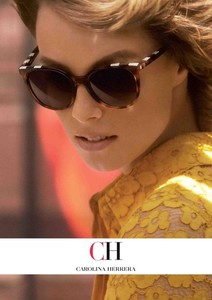 Carolina-Herrera-FW18-David-Sims-05-620x877.thumb.jpg.2616329caea787fe69340aa6dbd65d84.jpg