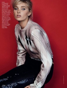 Elsa-Hosk-Elle-Italy-Cover-Photoshoot10.thumb.jpg.05bb341062f9802a5678e1e8b02fe4db.jpg