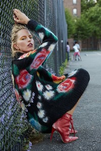 Karolina-Kurkova-Harpers-Bazaar-Cover-Photoshoot10.thumb.jpg.ab1959c2b54c1501f399c102f1171572.jpg