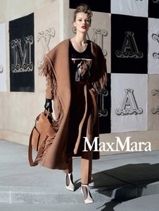 Max-Mara-Fall-Winter-2018-Campaign05.thumb.jpg.cd86651e1014b71f9091ccceb52255a7.jpg