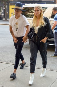 ashlee-simpson-at-the-bowery-hotel-in-nyc-08-17-2018-4.jpg