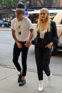 ashlee-simpson-at-the-bowery-hotel-in-nyc-08-17-2018-5.jpg