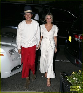 ashlee-simpson-evan-ross-hold-hands-on-date-night-01.thumb.jpg.53f95f7acb53ead090df28c8a8887c44.jpg