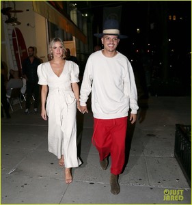 ashlee-simpson-evan-ross-hold-hands-on-date-night-03.thumb.jpg.0e3d07fc8b9aa9cbe4138c667768dd18.jpg