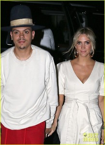 ashlee-simpson-evan-ross-hold-hands-on-date-night-05.thumb.jpg.276d48c4565fbc42c786fc67bf8c8c05.jpg