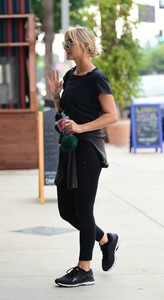 ashlee-simpson-heading-to-tracey-anderson-gym-in-los-angeles-08-23-2018-0.thumb.jpg.caa9dc4e7a8160695a84088d547fd014.jpg