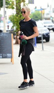 ashlee-simpson-heading-to-tracey-anderson-gym-in-los-angeles-08-23-2018-1.thumb.jpg.292b82db923381a723df975a7d7c5f2c.jpg