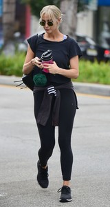 ashlee-simpson-heading-to-tracey-anderson-gym-in-los-angeles-08-23-2018-3.thumb.jpg.5c9a793ae2e06eaf6633b408f6f6fa03.jpg