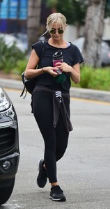 ashlee-simpson-heading-to-tracey-anderson-gym-in-los-angeles-08-23-2018-4.thumb.jpg.fb41d4ce601691c9ab0e4aea68a0bc3c.jpg