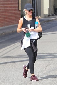 ashlee-simpson-leaves-a-gym-in-studio-city-08-24-2018-0.jpg