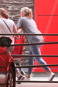 cameron-diaz-shopping-at-target-in-los-angeles-08-21-2018-2.jpg