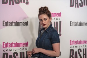 danielle-rose-russell-at-entertainment-weekly-party-at-comic-con-in-san-diego-07-21-2018-1.thumb.jpg.969392eb05a047ae18b83acf65d937c5.jpg