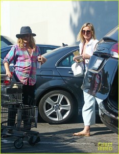 drew-barrymore-and-cameron-diaz-go-grocery-shopping-at-bristol-farms-05.jpg