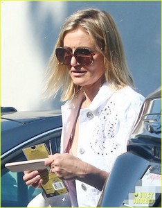 drew-barrymore-and-cameron-diaz-go-grocery-shopping-at-bristol-farms-07.JPG