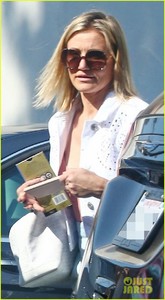 drew-barrymore-and-cameron-diaz-go-grocery-shopping-at-bristol-farms-08.JPG