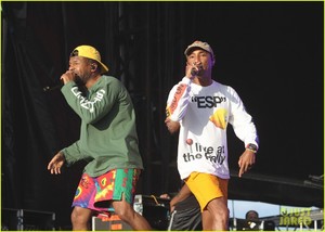 dua-lipa-pharrell-williams-hit-the-stage-at-reading-festival-2018-05.jpg