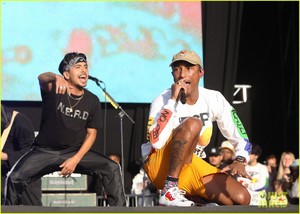 dua-lipa-pharrell-williams-hit-the-stage-at-reading-festival-2018-13.jpg