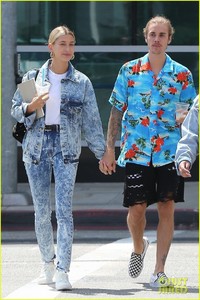 hailey-baldwin-wears-denim-outfit-to-church-with-justin-bieber-01.jpg