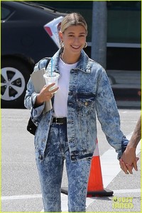 hailey-baldwin-wears-denim-outfit-to-church-with-justin-bieber-05.jpg