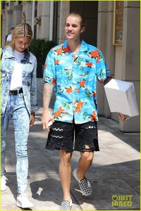 hailey-baldwin-wears-denim-outfit-to-church-with-justin-bieber-07.jpg