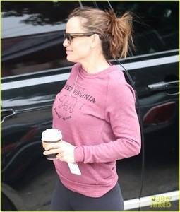 jennifer-garner-workout-with-her-manager-04.jpg