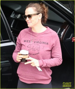 jennifer-garner-workout-with-her-manager-06.jpg