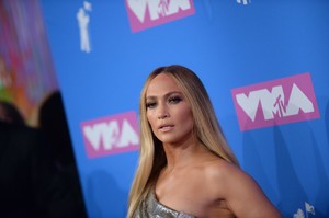 jennifer-lopez-2018-mtv-video-music-awards-3.thumb.jpg.a975ef71047cfac48b9c6a140bffe060.jpg