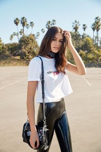 kaia-gerber-x-karl-10-1534761139.thumb.jpg.af715e414bd743022435a84c9dab34b3.jpg